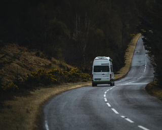 Ein Roadtrip nach Schweden: Mit dem Grand California 600 auf verlassener Waldstraße