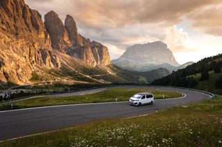 Ein Opel Crosscamp Van fährt eine Serpentinenstraße in den Dolomiten entlang.