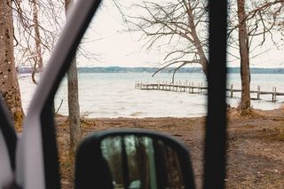 Ausblick aus einem Camper auf einen See.