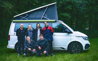 Das Team von CamperBoys steht vor einem Camper