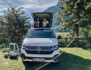 VW California Ocean Freundinnen sitzen im Dachzelt