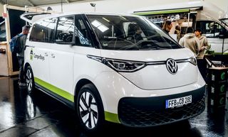 VW ID Buzz Elektro-Camper auf einer Messe