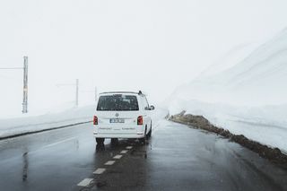 VW California T6.1 fährt auf verschneiter Straße